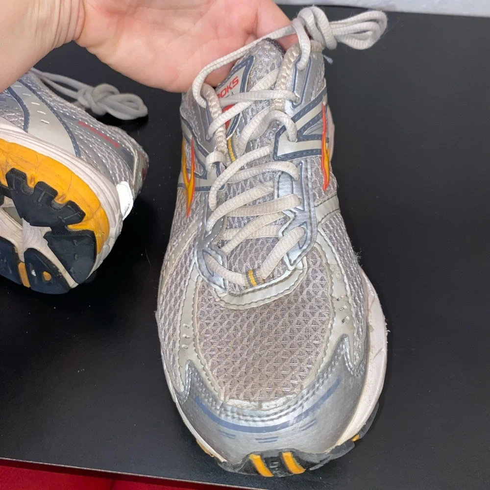Brooks Defyance 4 Women’s 9.5 Running Shoes Tennis Walking Sneakers Yellow Gray